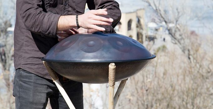 Utilisation d’un tongue drum pour la méditation ou la relaxation.